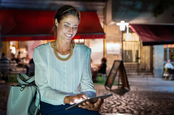 Mooie Rijpe Vrouw Met Behulp Van Digitale Tablet Zittend Bank — Stockfoto