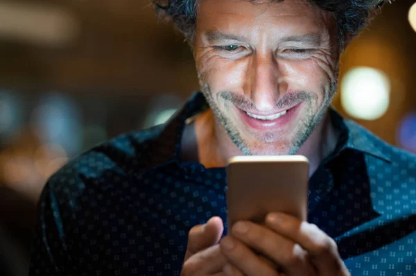 Homme Souriant Utilisant Téléphone Intelligent Pendant Nuit Gros Plan Heureux — Photo