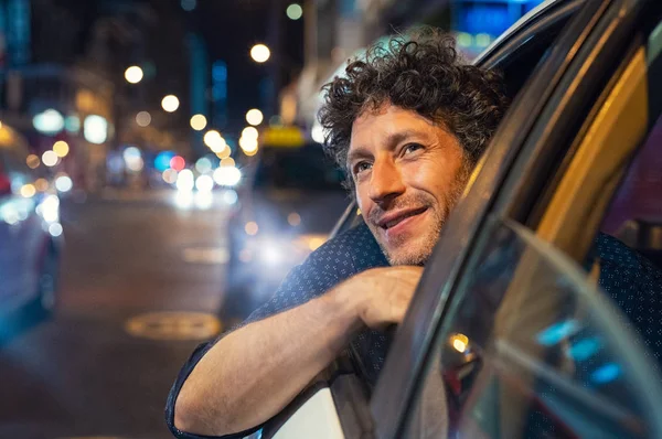 Uomo Sorridente Che Guarda Fuori Dal Finestrino Della Macchina Notte — Foto Stock