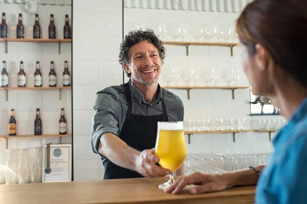 Feliz Camarero Sirviendo Cerveza Barril Mujer Mostrador Restaurante Hombre Sonriente —  Fotos de Stock