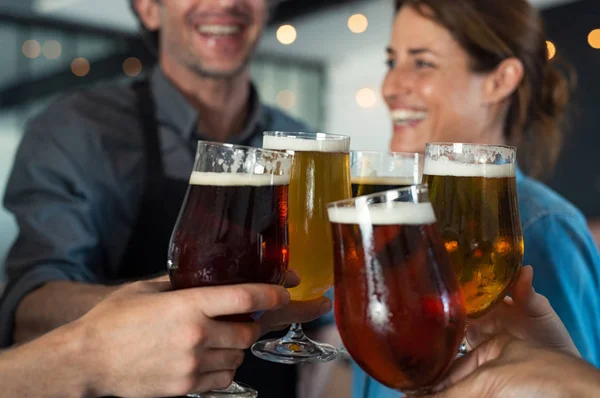 Happy Vrienden Rammelende Glazen Bier Van Tap Closeup Handen Van — Stockfoto