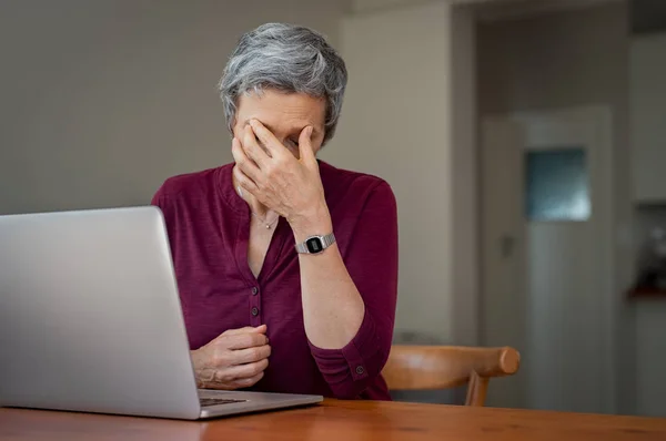 Volwassen Zakenvrouw Stress Hoofdpijn Zit Aan Haar Bureau Met Gesloten — Stockfoto