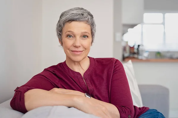 Mulher Madura Feliz Relaxando Seu Sofá Casa Sala Estar Cara — Fotografia de Stock