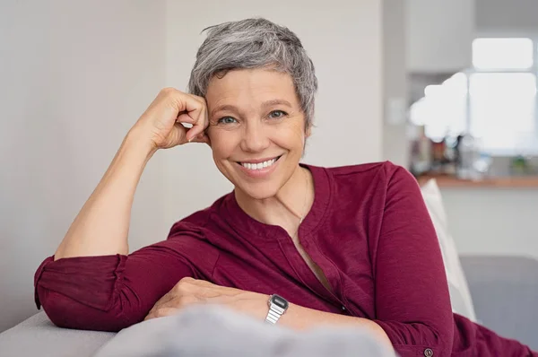 Retrato Mulher Idosa Sorridente Relaxando Sofá Casa Mulher Madura Feliz — Fotografia de Stock