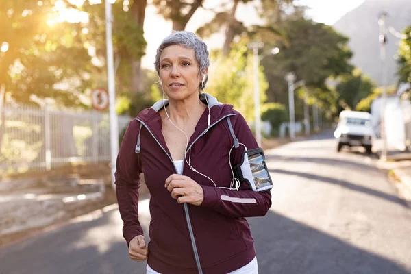 Seniorin Joggt Späten Nachmittag Auf Der Straße Gesunde Reife Frau — Stockfoto