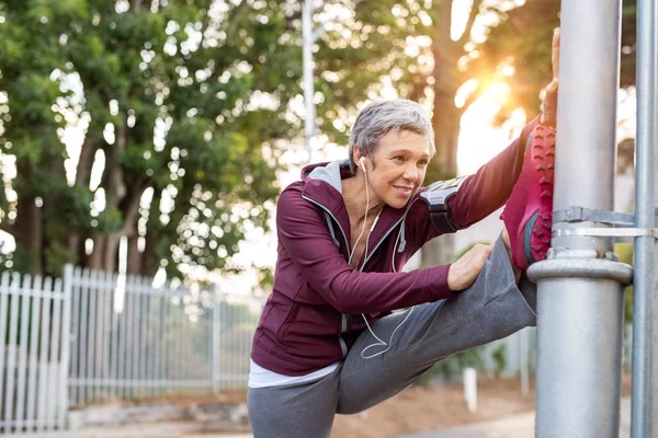 Seniorin Benutzt Laternenpfahl Als Stütze Beine Zum Aufwärmen Vor Dem — Stockfoto