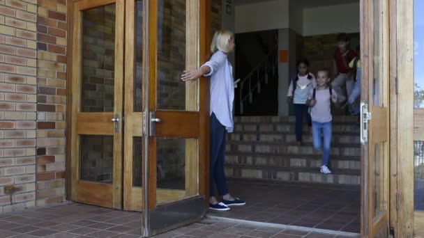 Glimlachend Elementary School Kinderen Blij Naar Huis Gaan Blije School — Stockvideo