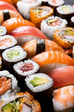 Suşi yemek çeşididir. Üstten görünüm nigiri, maki, hosomaki, uramaki ve ton balığı, somon, avokado ve karides ile rulo. Geleneksel Asya gıda çiğ balık ve pirinç ile. Tüm kavram yiyebilirsin.
