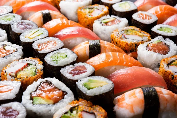 Japanisches Sushi Essen Maki Und Semmeln Mit Thunfisch Lachs Garnelen — Stockfoto