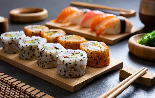 Sushi Conjunto Uramaki Rolos Sushi Picantes Servidos Bandeja Bambu Vários — Fotografia de Stock