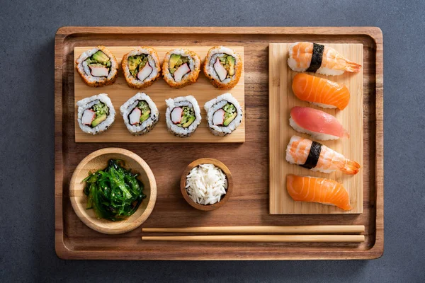 Blick Von Oben Auf Köstliche Sushi Stücke Die Auf Einem — Stockfoto