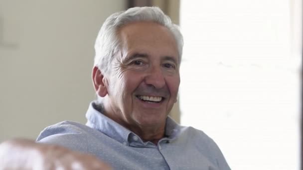 Portret Van Een Gelukkige Oudere Man Die Thuis Lacht Oude — Stockvideo