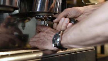 Garson kahve kahve dükkanında yapma. Barmen poring kahve kahve makinesi. Onun küçük işletmelerde müşteri için kahve hazırlama adam ellerini yukarıya kapatmak.