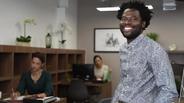 Retrato Empresário Africano Feliz Olhando Para Câmera Sentado Mesa Homem — Vídeo de Stock