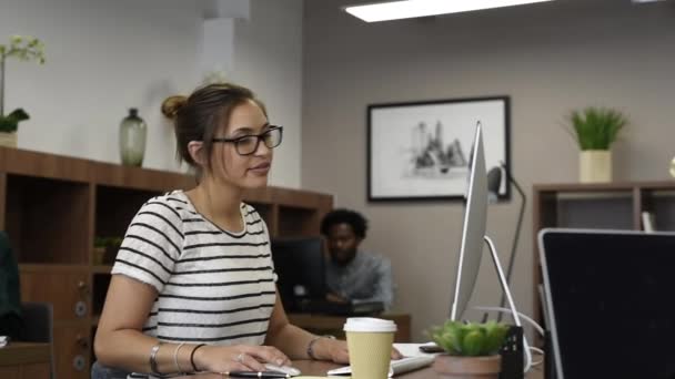 Hermosa Mujer Negocios Latina Mirando Cámara Sonriendo Mientras Trabaja Oficina — Vídeo de stock