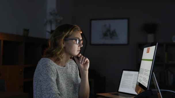 Mujer Negocios Madura Cansada Trabajando Oficina Hasta Noche Una Agencia — Vídeos de Stock