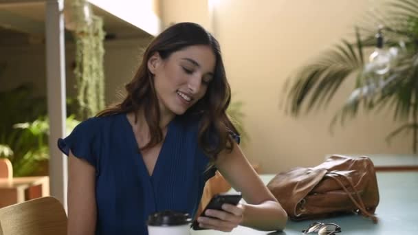Młoda Kobieta Łacińskiej Przy Użyciu Smartfona Oparty Tabeli Coffee Shop — Wideo stockowe