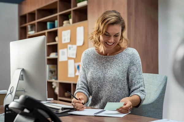 Glimlachend Drukke Werknemer Toevallige Notities Lezen Schrijven Laptop Gelukkig Volwassen — Stockfoto