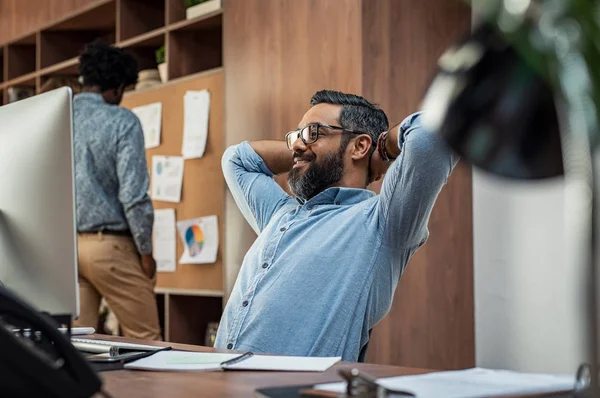 Szczęśliwy Bliskiego Wschodu Biznesmen Relaksujący Jego Biurze Patrząc Monitor Komputera — Zdjęcie stockowe