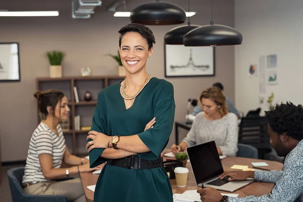 Portret Kobiety Sukcesu Biznesie Stojąc Jej Kolegów Pracujących Tle Biurze — Zdjęcie stockowe