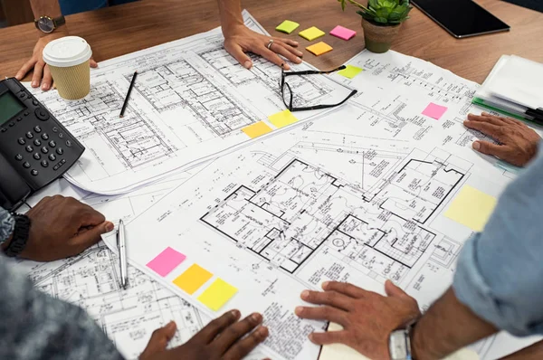 Gros Plan Mains Multiethniques Sur Des Plans Bureau Des Architectes — Photo