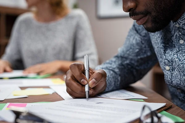 Närbild Affärsmannen Hand Signering Formella Papper Ett Möte Styrelserummet African — Stockfoto