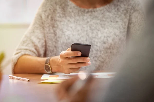 Toplantı Sırasında Smartphone Holding Kadın Eller Closeup Kadın Ofiste Otururken — Stok fotoğraf