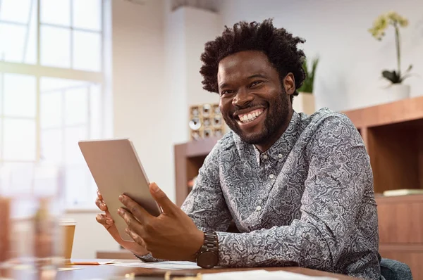 Счастливый Африканский Мужчина Использующий Цифровой Планшет Офисе Портрет Улыбающегося Чернокожего — стоковое фото