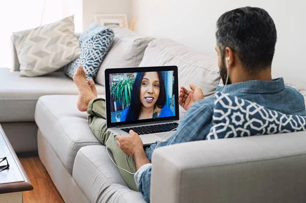 Visão Traseira Marido Relaxando Sofá Enquanto Conversa Com Sua Esposa — Fotografia de Stock