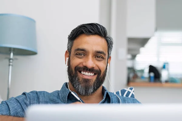 Retrato Homem Feliz Usando Laptop Com Fones Ouvido Enquanto Deitado — Fotografia de Stock