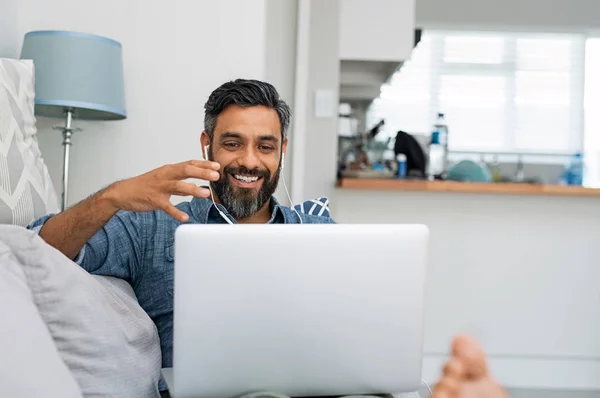 Homem Maduro Feliz Relaxando Sofá Enquanto Chamada Vídeo Usando Laptop — Fotografia de Stock