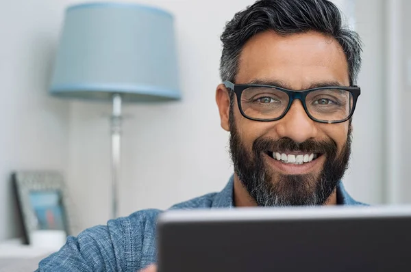 Close Homem Negócios Com Barba Vestindo Óculos Trabalhando Laptop Enquanto — Fotografia de Stock