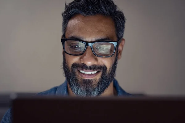 在黑暗的办公室里工作的拉丁人晚上在电脑上工作 英俊的西班牙商人戴着眼镜工作与笔记本电脑的肖像 印度男子在晚上使用数字平板电脑特写镜头脸 — 图库照片