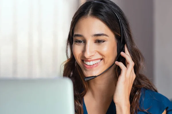 Callcenter operatör med hörlurar — Stockfoto