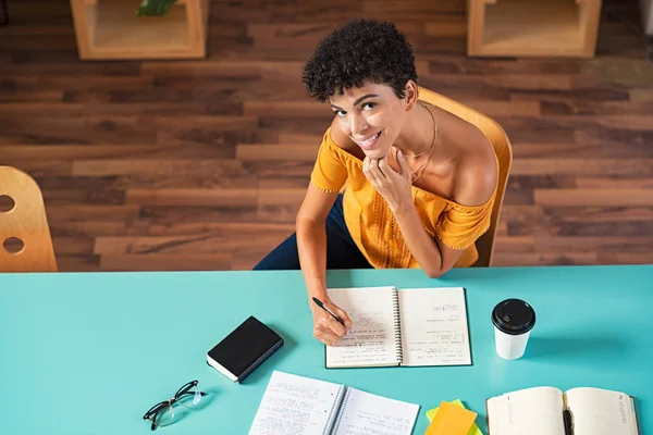 Feliz chica sonriente estudiando —  Fotos de Stock