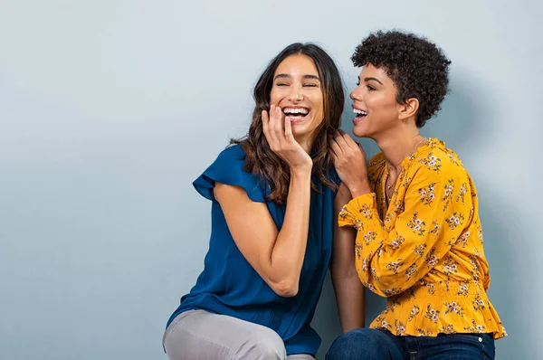 Dos mujeres chismosas susurrando — Foto de Stock