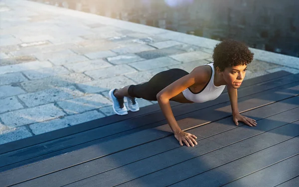 Kvinnan gör push ups utomhus — Stockfoto