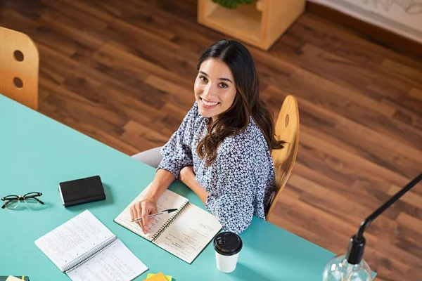 Glückliche junge Frau studiert — Stockfoto