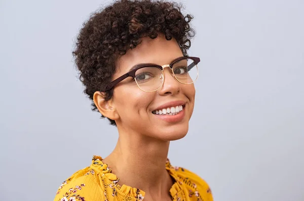 Gelukkig jonge vrouw met bril — Stockfoto