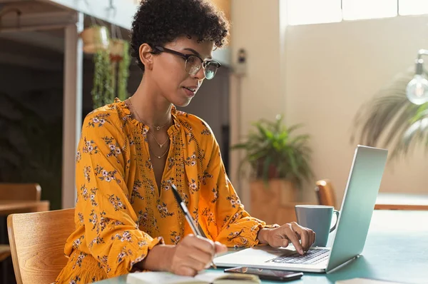 Jovem mulher usando laptop — Fotografia de Stock