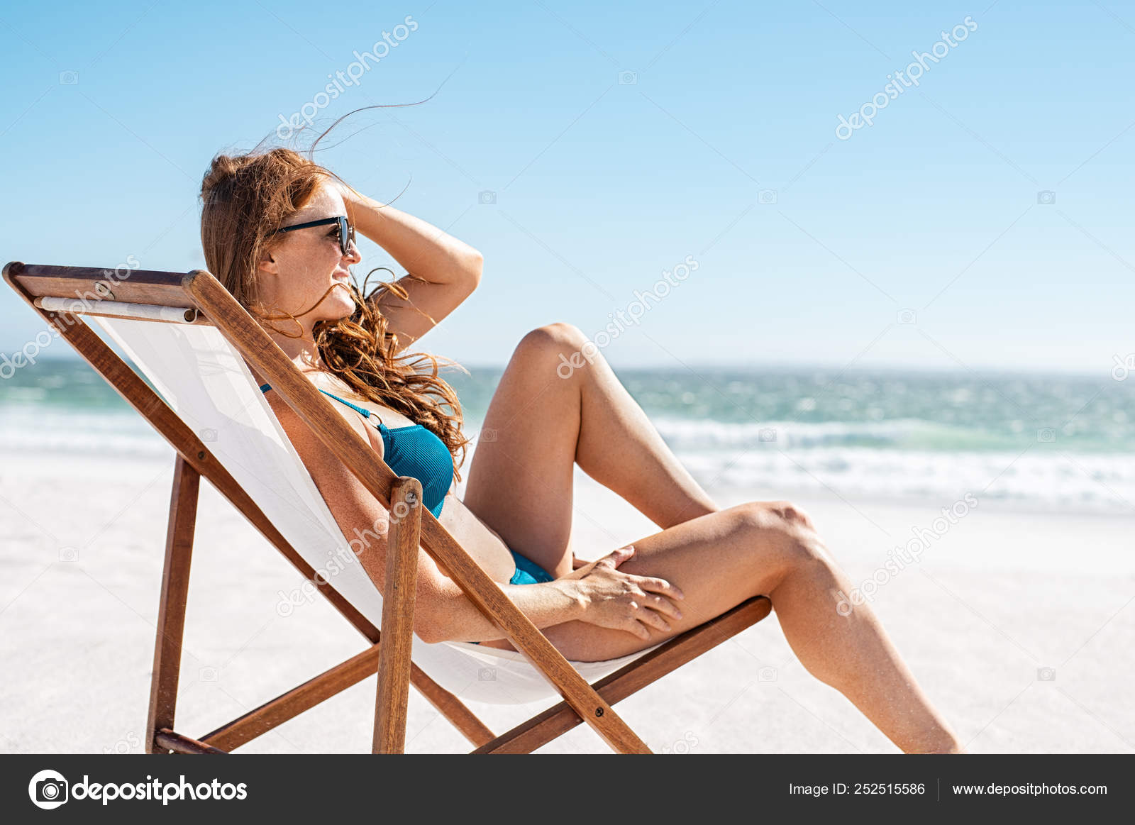 Девушки загорают на даче. Молодая девушка загорает. Пребывание на солнце фото. Девушка загорает. Девочка загорает на песке.