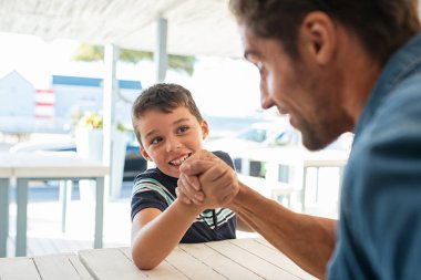 Baba ve oğul bilek güreşi rekabet