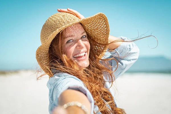 Χαμογελώντας ώριμη γυναίκα με ψάθινο καπέλο — Φωτογραφία Αρχείου