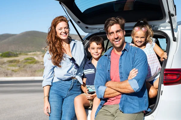 Família sentada no porta-malas do carro — Fotografia de Stock