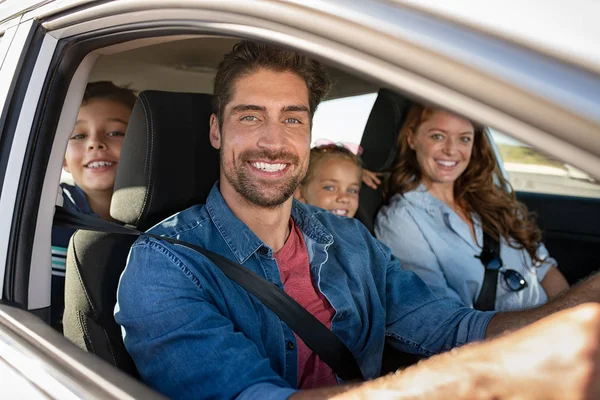 Счастливая семья в машине — стоковое фото