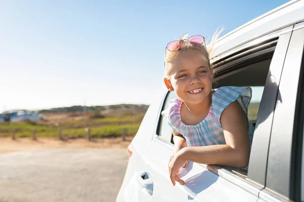 Menina bonito olhando para fora da janela do carro — Fotografia de Stock