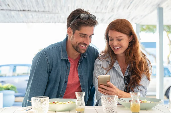 Jeune couple regardant smartphone — Photo