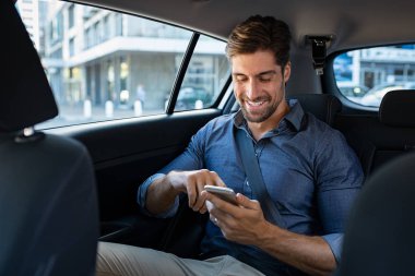 Telefonunuzun ve araç içinde mutlu iş adamı
