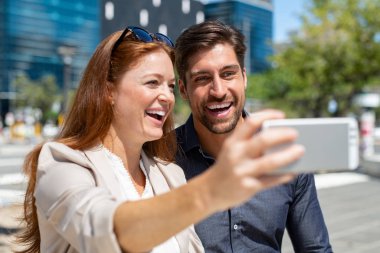 Mutlu çift selfie tıklayarak