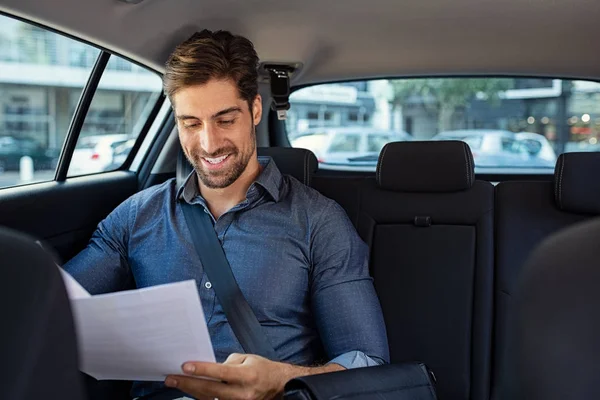 Empresário lendo documentos no carro — Fotografia de Stock